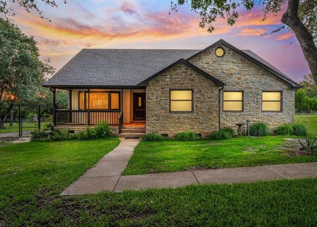 Property at 2200 Brookhollow Dr, Granbury, TX 76048, 3 beds, 2 baths