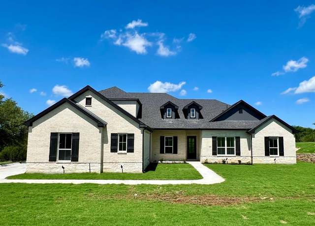 Property at 1045 Woodland Rd, Weatherford, TX 76088, 5 beds, 3.5 baths