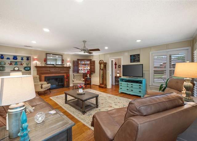 Property at 1121 W 3rd Ave, Corsicana, TX 75110, 3 beds, 2 baths