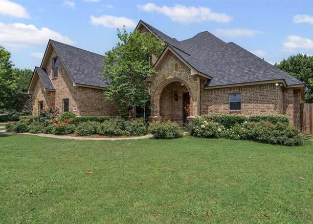 Property at 1104 Lynnwood Dr, Cleburne, TX 76033, 5 beds, 3 baths