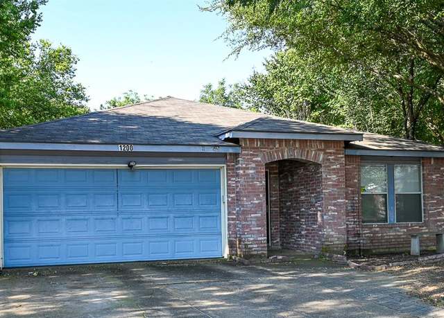 Property at 1200 Rambling Brook Trl, Denton, TX 76210, 4 beds, 2 baths