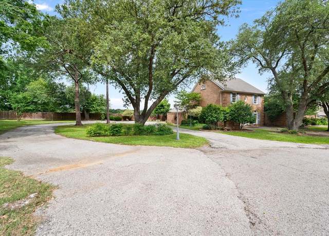 Property at 301 Peachtree St, Fairfield, TX 75840, 3 beds, 3.5 baths