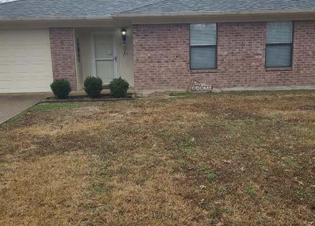 Property at 2016 E 1st St, Mount Pleasant, TX 75455, 3 beds, 1 bath
