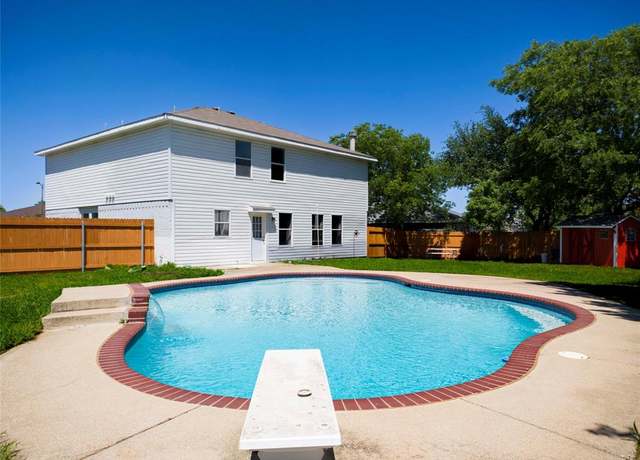 Property at 920 Kendall Dr, Arlington, TX 76001, 3 beds, 2.5 baths