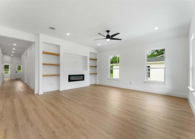 Property at 2915 NW Loraine St, Fort Worth, TX 76106, 4 beds, 2.5 baths