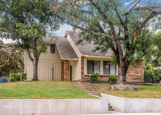 Property at 725 Holly Oak Dr, Lewisville, TX 75067, 4 beds, 2.5 baths