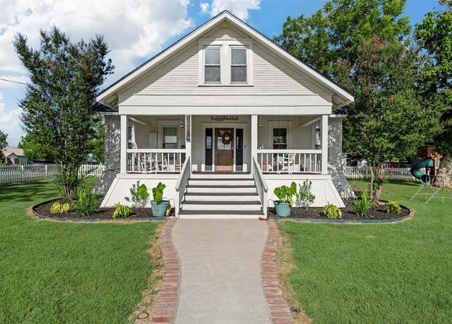 Property at 280 S F Ave, Crawford, TX 76638, 4 beds, 3.5 baths