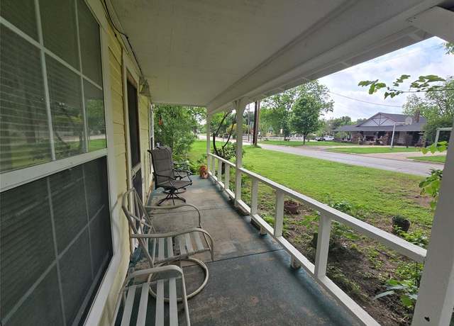 Property at 410 W Doyle St, Granbury, TX 76048, 2 beds, 1 bath