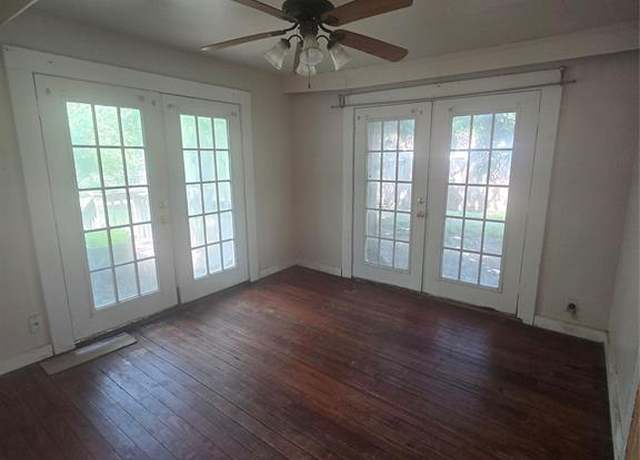 Property at 410 W Doyle St, Granbury, TX 76048, 2 beds, 1 bath