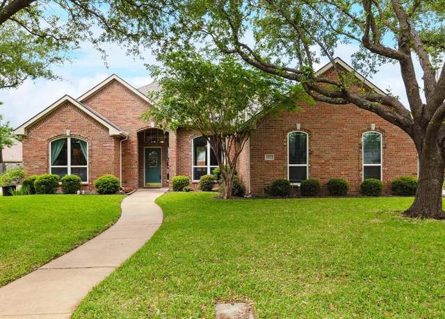 Property at 1612 Twin Oaks Dr, Cleburne, TX 76033, 3 beds, 2.5 baths