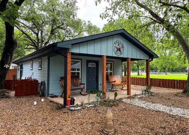 Property at 1000 S 4th St, Bonham, TX 75418, 1 bath