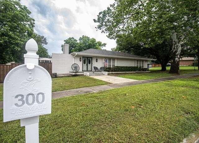 Property at 300 E Main St, Whitesboro, TX 76273, 3 beds, 3 baths