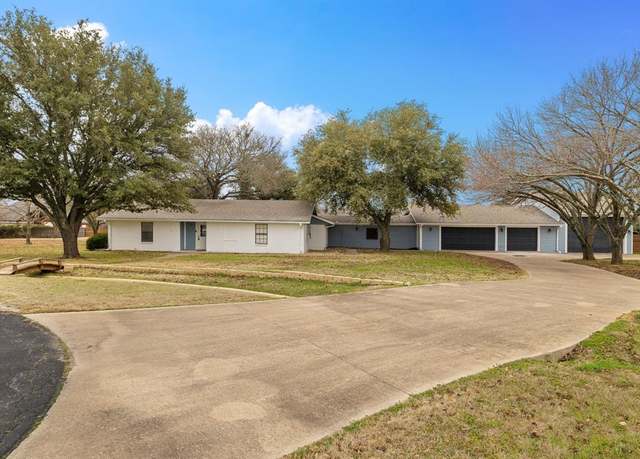 Property at 102 Bowie Cv, Gainesville, TX 76240, 5 beds, 3 baths