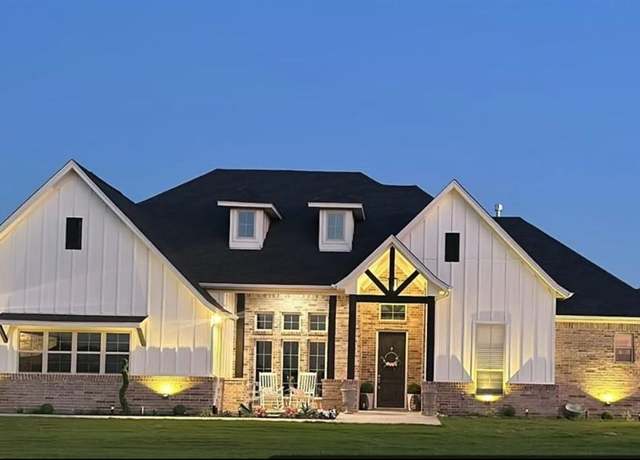 Property at 821 Williamson Rd, Granbury, TX 76048, 4 beds, 3.5 baths