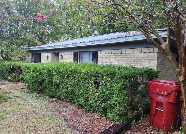 Property at 209 E 2nd St, Quinlan, TX 75474, 2 beds, 1 bath