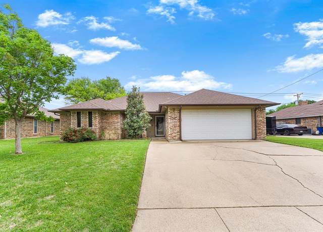 Property at 832 Ridgeview Dr, Burleson, TX 76028, 3 beds, 2 baths