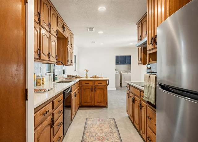 Property at 201 E 3rd St, Weatherford, TX 76086, 3 beds, 2 baths
