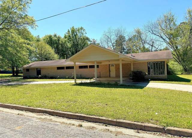 Property at 201 Parkview St, Pittsburg, TX 75686, 4 beds, 3.5 baths