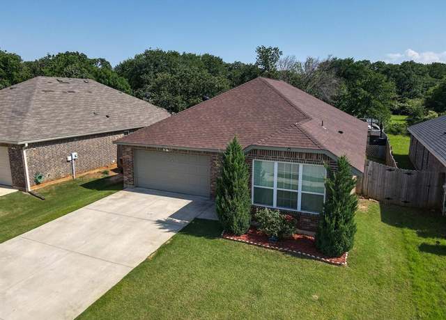 Property at 2712 Beverly Dr, Denton, TX 76209, 3 beds, 2 baths