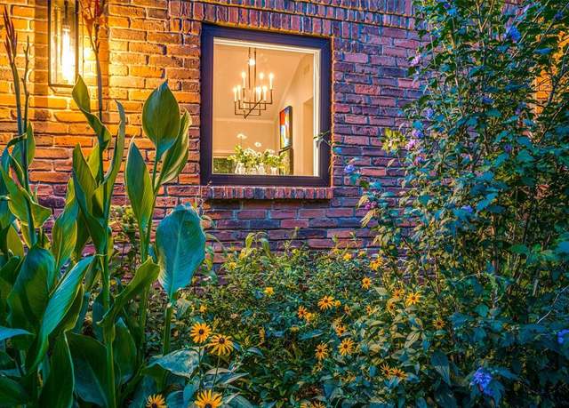 Property at 10 Carmarthen Ct, Dallas, TX 75225, 2 beds, 3.5 baths