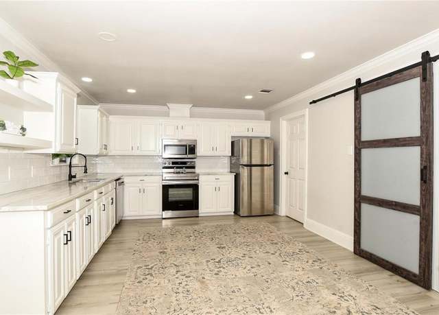 Property at 409 Summit Dr, Bossier City, LA 71111, 3 beds, 2 baths