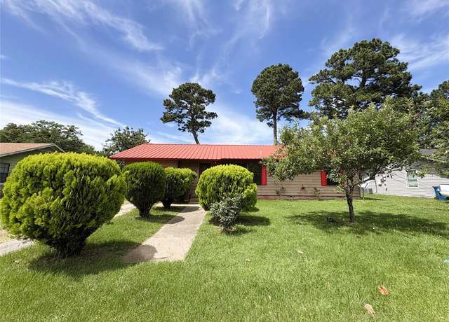 Property at 1205 Lamar, Mount Pleasant, TX 75455, 3 beds, 1.5 baths