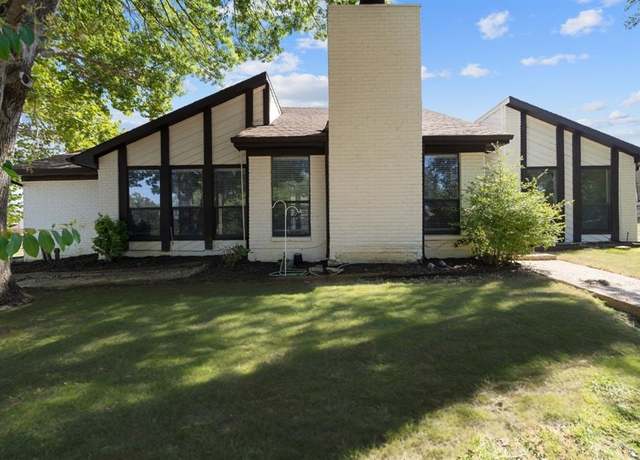 Property at 1115 Derbyshire Pl, Carrollton, TX 75007, 3 beds, 2.5 baths