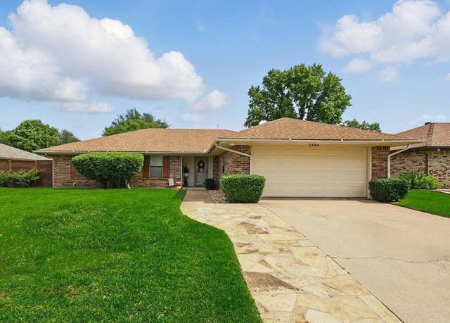 Property at 1333 Fieldstone Dr, Bedford, TX 76022, 3 beds, 2 baths
