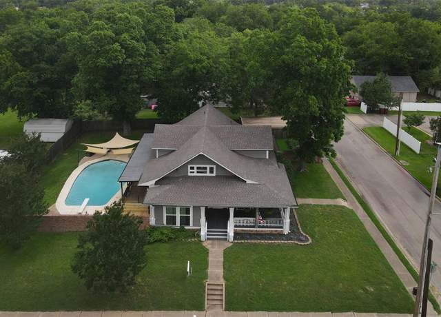 Property at 500 W Main St, Mount Vernon, TX 75457, 5 beds, 2.5 baths