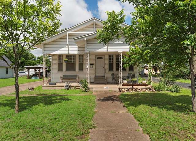 Property at 105 N Davis St, West, TX 76691, 3 beds, 2 baths