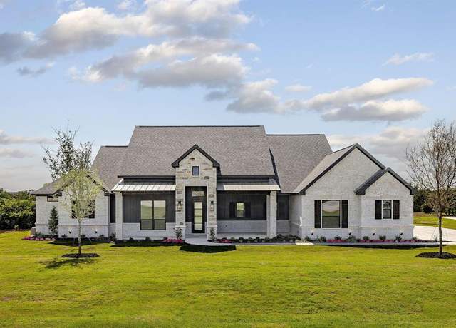 Property at 737 Burr Oak Ln, Weatherford, TX 76085, 4 beds, 2.5 baths