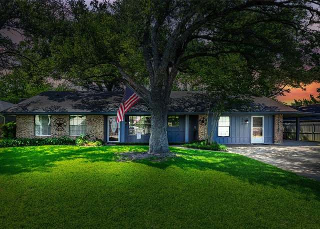 Property at 304 Azalea Dr, Sulphur Springs, TX 75482, 3 beds, 2 baths
