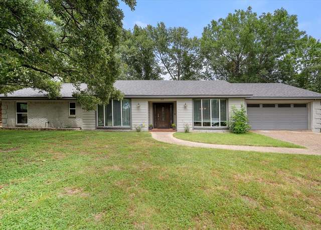 Property at 808 Northwood Blvd, Corsicana, TX 75110, 4 beds, 2 baths