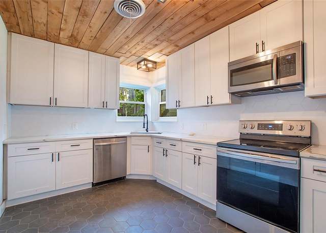 Property at 626 N Hampton Rd, Dallas, TX 75208, 3 beds, 2 baths