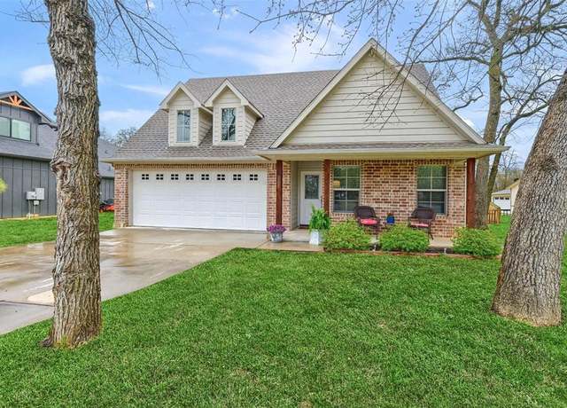 Property at 209 Comanche Dr, Gainesville, TX 76240, 3 beds, 2 baths