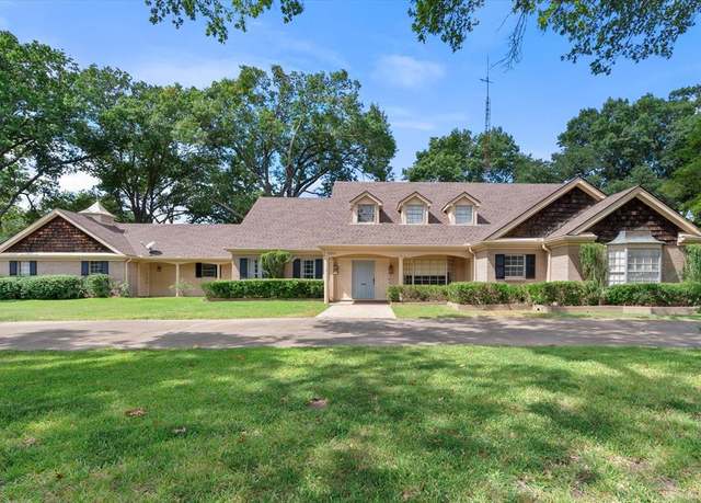 Property at 1920 Elmwood Ave, Corsicana, TX 75110, 4 beds, 3.5 baths