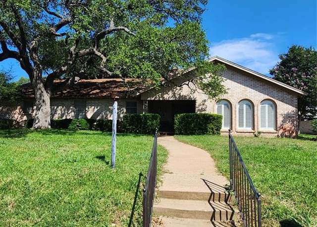 Property at 1117 Knotty Oaks Dr, Woodway, TX 76712, 4 beds, 2.5 baths
