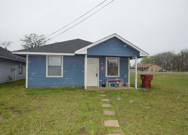 Property at 505 15th St, Honey Grove, TX 75446, 3 beds, 1 bath