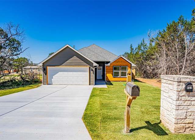 Property at 924 Bosque River Dr, Granbury, TX 76048, 3 beds, 2 baths