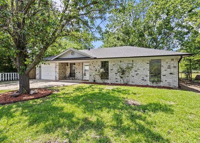 Property at 613 Locust St S, Sulphur Springs, TX 75482, 3 beds, 1 bath