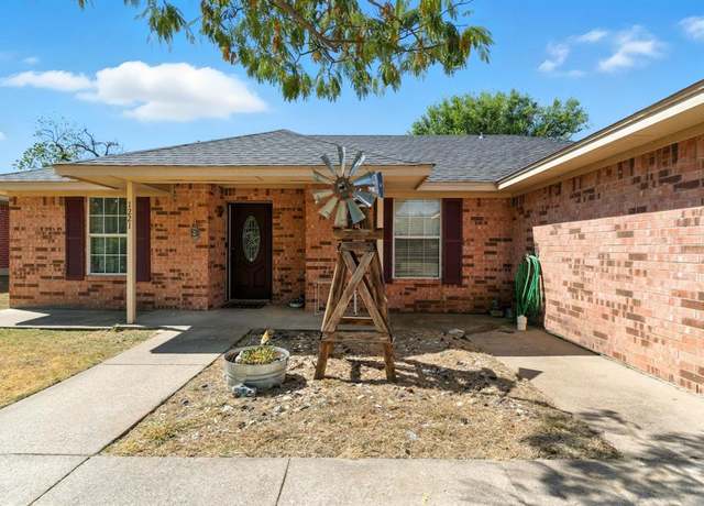 Property at 1221 Elmira St, Weatherford, TX 76086, 3 beds, 2 baths