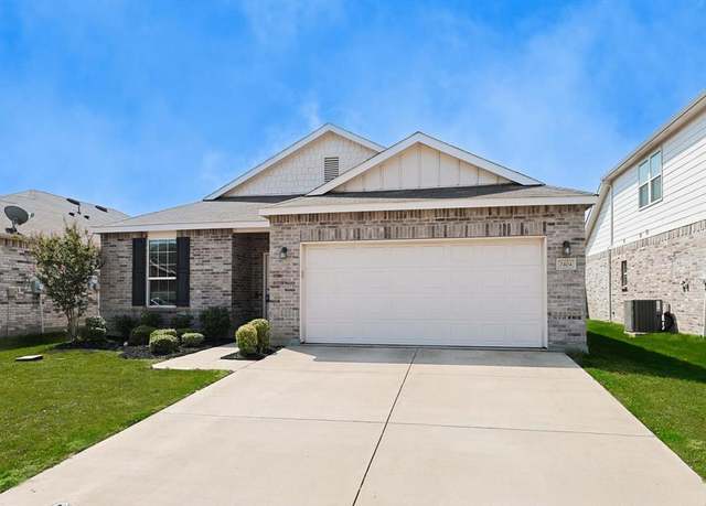 Property at 2404 Barzona Dr, Fort Worth, TX 76131, 3 beds, 2 baths