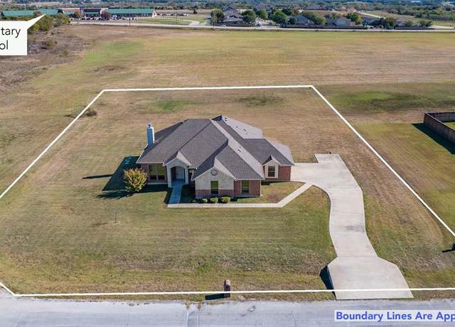 Property at 700 Stone Ridge Dr, Gainesville, TX 76240, 4 beds, 2.5 baths