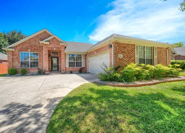 Property at 2929 Hastings Dr, Grand Prairie, TX 75052, 3 beds, 2 baths