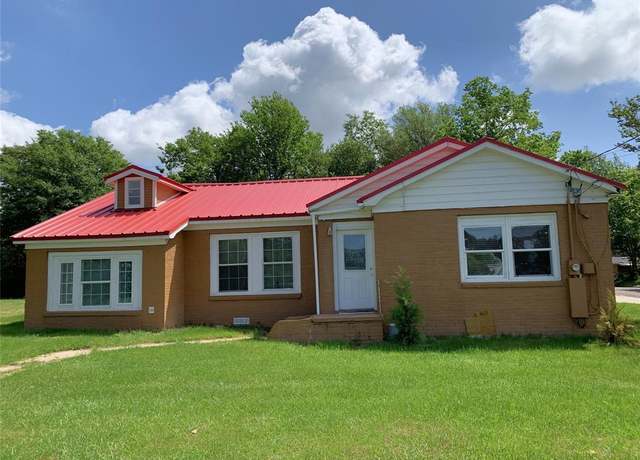 Property at 1007 S Palestine St, Athens, TX 75751, 4 beds, 2 baths
