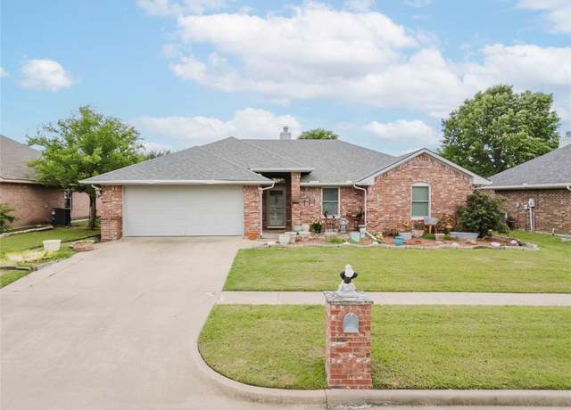 Property at 1003 E Burnett St, Ennis, TX 75119, 3 beds, 2 baths