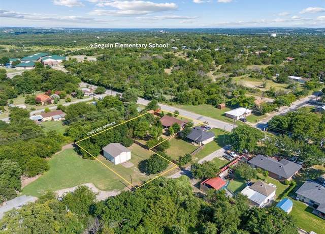Property at 305-B E 8th St, Weatherford, TX 76086, 3 beds, 2 baths