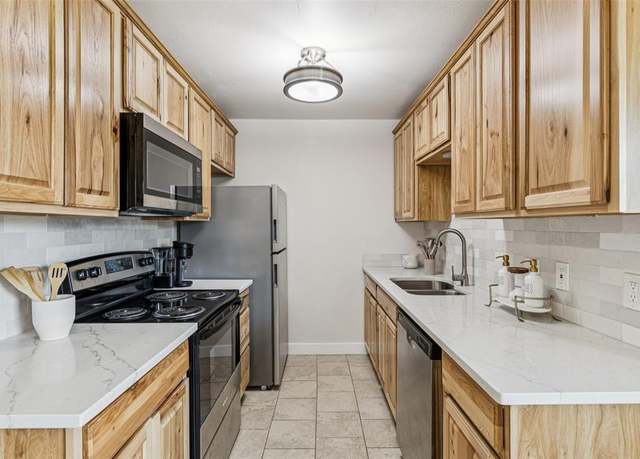 Property at 601 Parkview Dr, Burleson, TX 76028, 3 beds, 2 baths