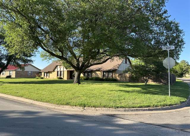Property at 930 W Russell Ave, Bonham, TX 75418, 4 beds, 3 baths