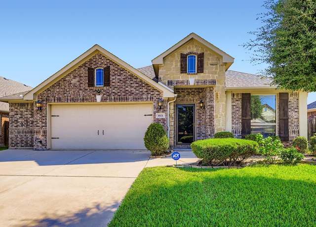 Property at 1021 Longhorn Dr, Aubrey, TX 76227, 3 beds, 2 baths